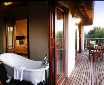 Luxurious bathrooms with breathtaking views - Hitgeheim Country Lodge