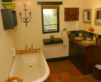 Suite Bathroom. - Hog Hollow Country Lodge