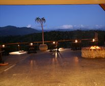 Hog Hollow Deck. - Hog Hollow Country Lodge