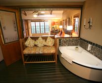 Suite 1 Bathroom. - Hog Hollow Country Lodge