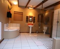 Suite 2 Bathroom. - Hog Hollow Country Lodge