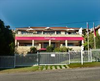 Front Entrance. - Luna Lodge