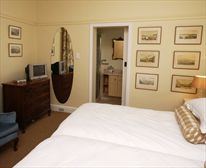 Little Belvedere Cottage Main Bedroom en suite - Belvedere Cottages